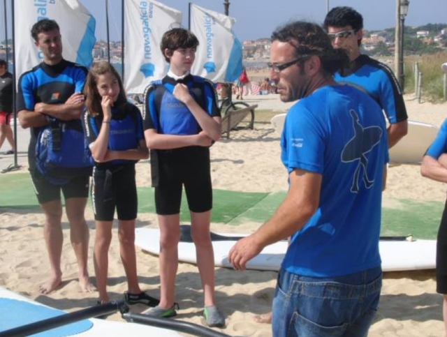 Instructor de vela durante la clase